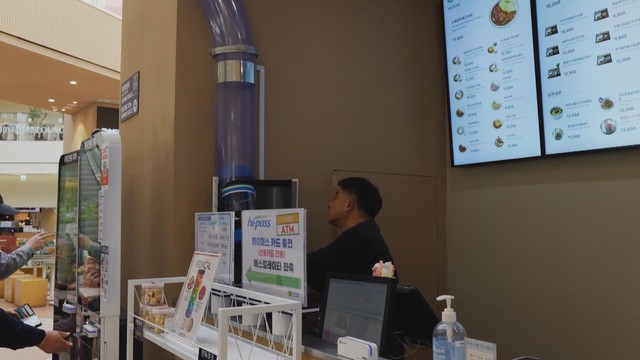 Quán ăn Hàn Quốc hút khách nhờ giao đồ trong nháy mắt - Ảnh 2.