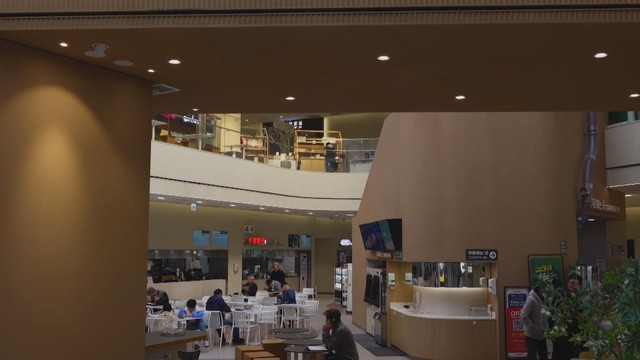 Quán ăn Hàn Quốc hút khách nhờ giao đồ trong nháy mắt - Ảnh 1.