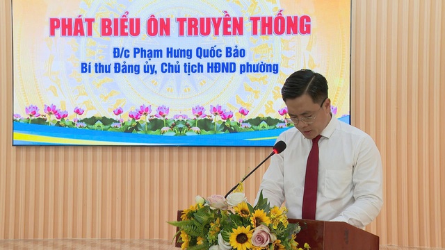 Phường Phú Thọ Hòa trao Huy hiệu Đảng, kỷ niệm 108 năm Cách mạng Tháng Mười Nga - Ảnh 2.
