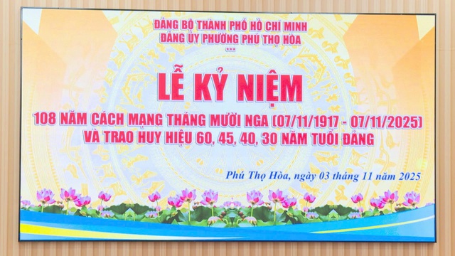 Phường Phú Thọ Hòa trao Huy hiệu Đảng, kỷ niệm 108 năm Cách mạng Tháng Mười Nga - Ảnh 1.