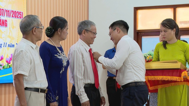 Phường Phú Thọ Hòa trao Huy hiệu Đảng, kỷ niệm 108 năm Cách mạng Tháng Mười Nga - Ảnh 3.