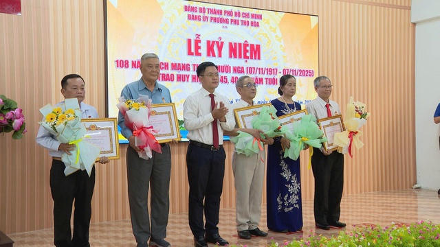 Phường Phú Thọ Hòa trao Huy hiệu Đảng, kỷ niệm 108 năm Cách mạng Tháng Mười Nga - Ảnh 4.