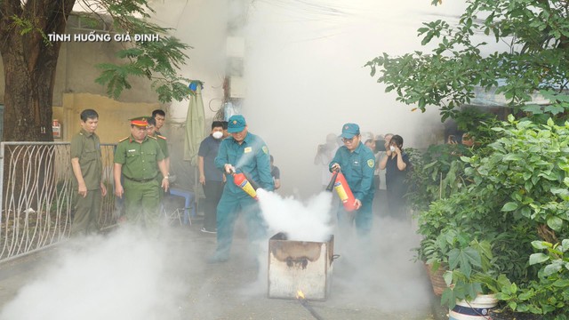 Phường Xuân Hòa diễn tập phương án chữa cháy và cứu nạn, cứu hộ tại khu dân cư - Ảnh 2.