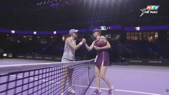 WTA Finals 2025: Rybakina giành vé sớm vào bán kết - Ảnh 1.