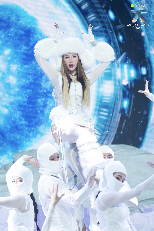 Anh trai “Say hi” 2025 - Tập 7: Dillan Hoàng Phan lần đầu rap tiếng Anh, đội Ngô Kiến Huy gợi lại ký ức học trò trong Live stage 3- Ảnh 4. Anh trai “Say hi” 2025 - Tập 7: Dillan Hoàng Phan lần đầu rap tiếng Anh, đội Ngô Kiến Huy gợi lại ký ức học trò trong Live stage 3- Ảnh 4.