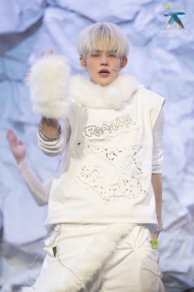 Anh trai “Say hi” 2025 - Tập 7: Dillan Hoàng Phan lần đầu rap tiếng Anh, đội Ngô Kiến Huy gợi lại ký ức học trò trong Live stage 3- Ảnh 3. Anh trai “Say hi” 2025 - Tập 7: Dillan Hoàng Phan lần đầu rap tiếng Anh, đội Ngô Kiến Huy gợi lại ký ức học trò trong Live stage 3- Ảnh 3.