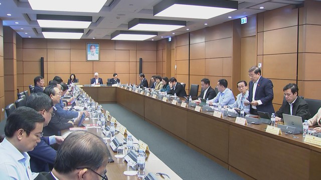 Đoàn Đại biểu Quốc hội khóa XV thảo luận ở Tổ về 3 dự án luật quan trọng tại kỳ họp - Ảnh 3.