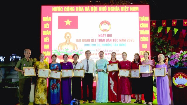 Tổ chức Ngày hội Đại đoàn kết toàn dân tộc năm 2025 tại phường Tân Hưng - Ảnh 3.