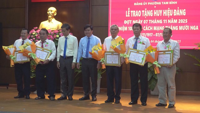 Trang trọng lễ kỉ niệm 108 năm Cách mạng Tháng Mười Nga tại phường Tam Bình - Ảnh 4.