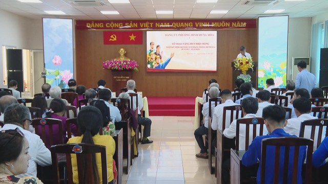 Trao tặng Huy hiệu Đảng cho các đảng viên tại phường Bình Hưng - Ảnh 1.