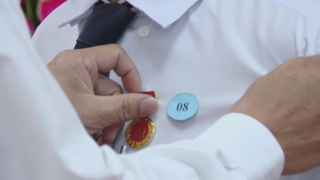 Trao tặng Huy hiệu Đảng cho các đảng viên tại phường Bình Hưng - Ảnh 4.