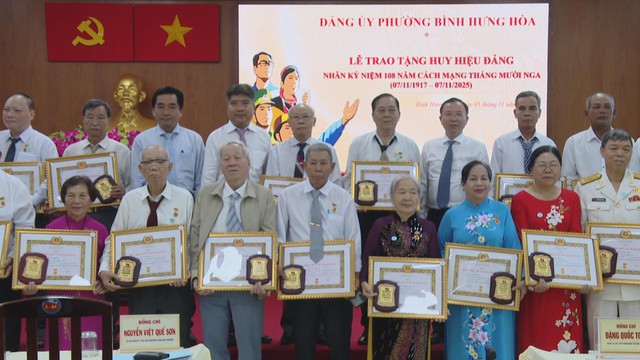 Trao tặng Huy hiệu Đảng cho các đảng viên tại phường Bình Hưng - Ảnh 5.