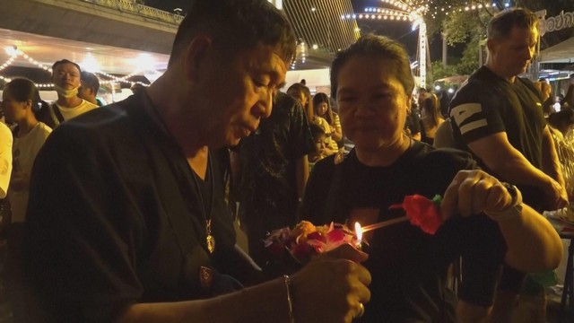 Lễ hội thả đèn hoa đăng Loy Krathong tại Thái Lan- Ảnh 1. Lễ hội thả đèn hoa đăng Loy Krathong tại Thái Lan- Ảnh 1.