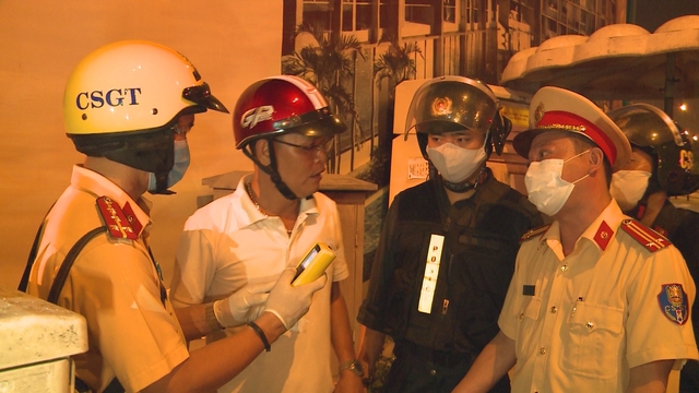 TP.HCM quyết liệt siết chặt kiểm sóat nồng độ cồn, nghiêm cấm can thiệp xử lý - Ảnh 1.