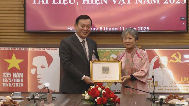 Bảo tàng Hồ Chí Minh tiếp nhận tài liệu, hiện vật quý về Chủ tịch Hồ Chí Minh - Ảnh 3.