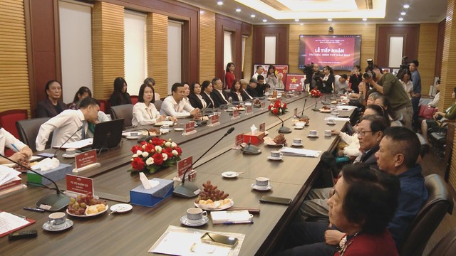 Bảo tàng Hồ Chí Minh tiếp nhận tài liệu, hiện vật quý về Chủ tịch Hồ Chí Minh - Ảnh 2.