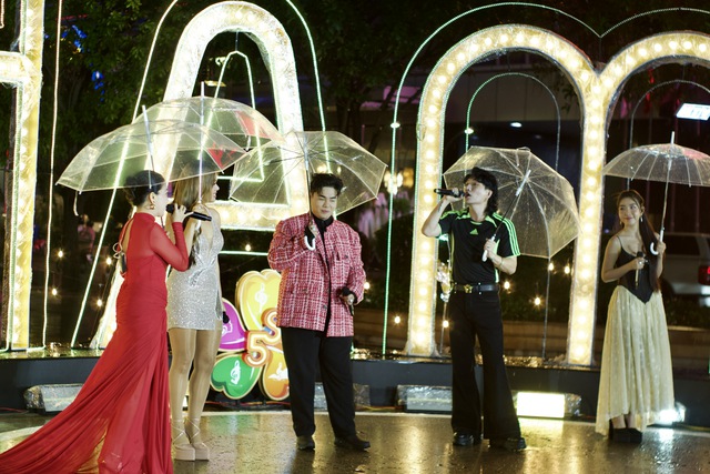 Gala “Chạm 5S” bùng nổ cảm xúc tại phố đi bộ Nguyễn Huệ - Ảnh 1.