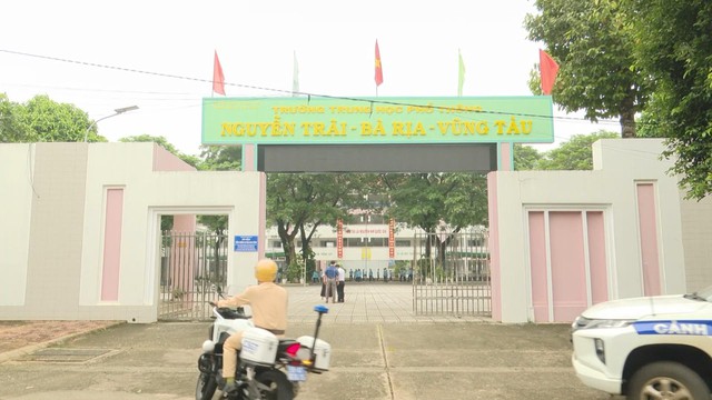 Kiểm tra, nhắc nhở học sinh chấp hành luật giao thông - Ảnh 1.