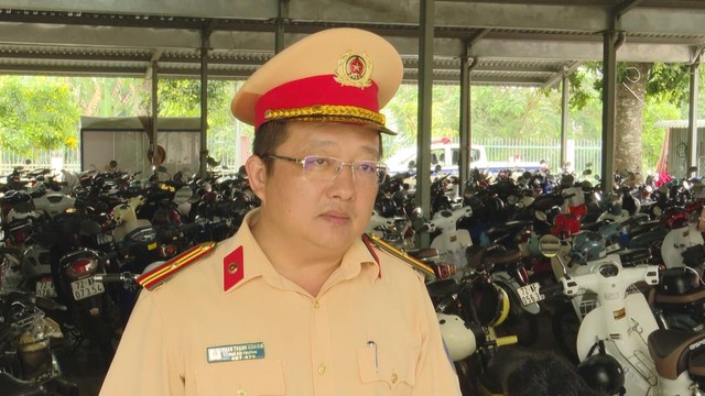 Kiểm tra, nhắc nhở học sinh chấp hành luật giao thông - Ảnh 2.