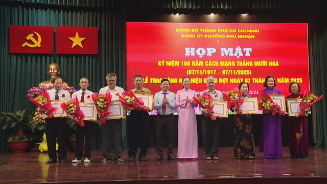 Lễ trao Huy hiệu Đảng cho các đảng viên tại phường Phú Nhuận - Ảnh 4.