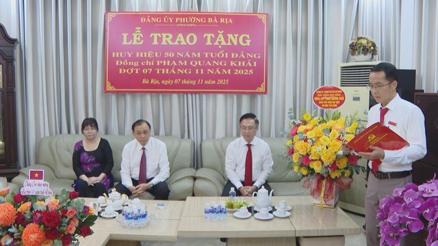 Thành ủy TP. Hồ Chí Minh trao Huy hiệu 50 năm tuổi Đảng cho đồng chí Phạm Quang Khải - Ảnh 1.