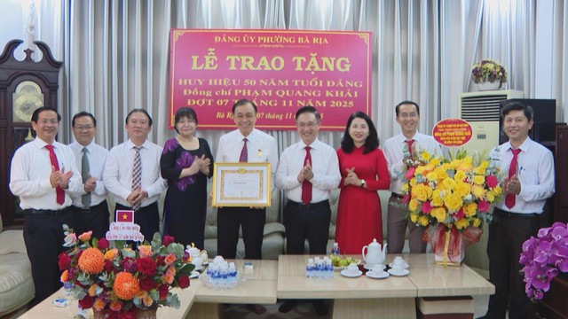 Thành ủy TP. Hồ Chí Minh trao Huy hiệu 50 năm tuổi Đảng cho đồng chí Phạm Quang Khải - Ảnh 3.