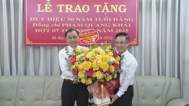 Thành ủy TP. Hồ Chí Minh trao Huy hiệu 50 năm tuổi Đảng cho đồng chí Phạm Quang Khải - Ảnh 2.
