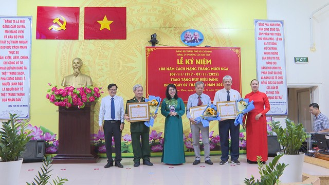 Tôn vinh 36 đảng viên phường Tân Sơn Hòa với Huy hiệu Đảng cao quý - Ảnh 3.