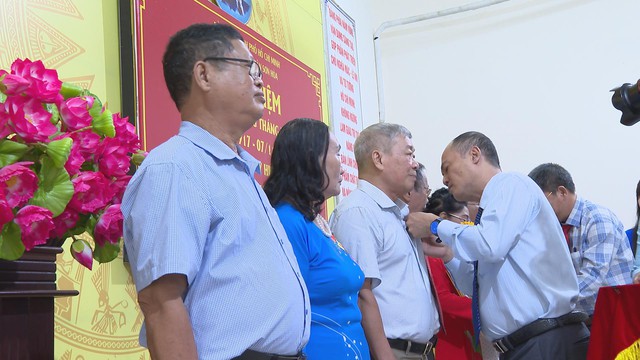 Tôn vinh 36 đảng viên phường Tân Sơn Hòa với Huy hiệu Đảng cao quý - Ảnh 2.