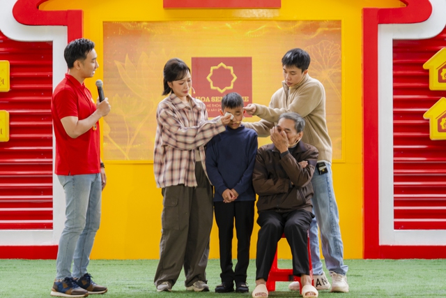 Khán giả Hà Nội đội mưa nán lại đến phút cuối cùng "Mái ấm gia đình Việt"- Ảnh 3. Khán giả Hà Nội đội mưa nán lại đến phút cuối cùng "Mái ấm gia đình Việt"- Ảnh 3.