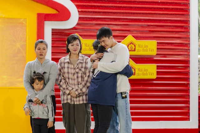 Khán giả Hà Nội đội mưa nán lại đến phút cuối cùng "Mái ấm gia đình Việt"- Ảnh 4. Khán giả Hà Nội đội mưa nán lại đến phút cuối cùng "Mái ấm gia đình Việt"- Ảnh 4.