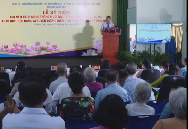 Phường Nhiêu Lộc trao Huy hiệu Đảng cho các đảng viên đợt 7/11/2025 - Ảnh 1.