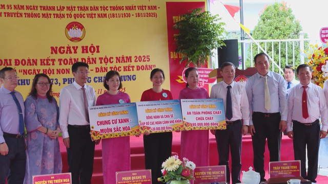 Lãnh đạo TP. Hồ Chí Minh trao tặng quà cho hộ gia đình khó khăn phường Chánh Hưng- Ảnh 3. Lãnh đạo TP. Hồ Chí Minh trao tặng quà cho hộ gia đình khó khăn phường Chánh Hưng- Ảnh 3.