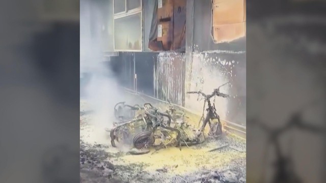 Chương trình 60 Giây ngày 9/11/2025 I Tài xế sống sót kỳ diệu trong chiếc xe bẹp nát - Ảnh 4.