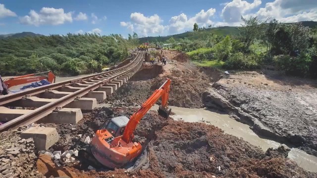 Thời sự trưa HTV ngày 9/11/2025 I Hàng ngàn dân Ly Sơn đón 3 người thoát chết trên biển kỳ diệu trở về- Ảnh 1. Thời sự trưa HTV ngày 9/11/2025 I Hàng ngàn dân Ly Sơn đón 3 người thoát chết trên biển kỳ diệu trở về- Ảnh 1.