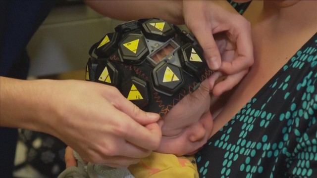 Anh: Thử nghiệm mũ bơi - thiết bị theo dõi, giám sát phát triển não bộ ở trẻ em - Ảnh 1.