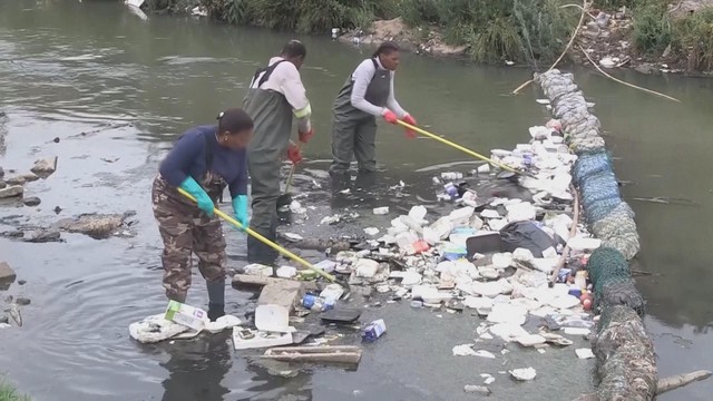 Nam Phi: Dự án biến rác thải thành nghệ thuật - Ảnh 2.