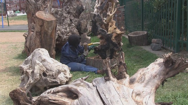 Nam Phi: Dự án biến rác thải thành nghệ thuật - Ảnh 1.