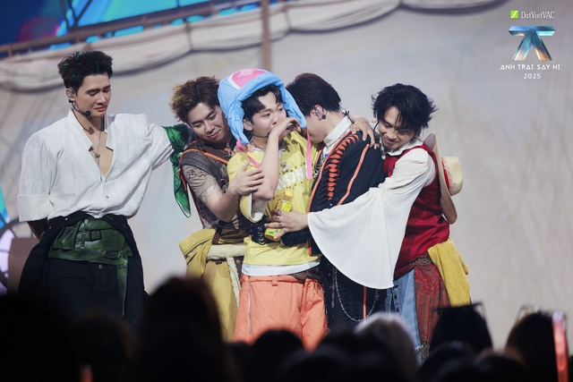 Anh trai “Say hi” 2025 Tập 8: đội HUSTLANG Robber biến sân khấu thành con tàu anime - KHOI VU xúc động khi nhắc về gia đình- Ảnh 7. Anh trai “Say hi” 2025 Tập 8: đội HUSTLANG Robber biến sân khấu thành con tàu anime - KHOI VU xúc động khi nhắc về gia đình- Ảnh 7.