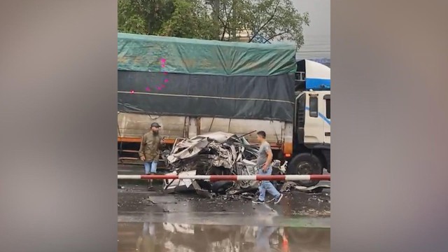 Chương trình 60 Giây ngày 9/11/2025 I Tài xế sống sót kỳ diệu trong chiếc xe bẹp nát - Ảnh 3.