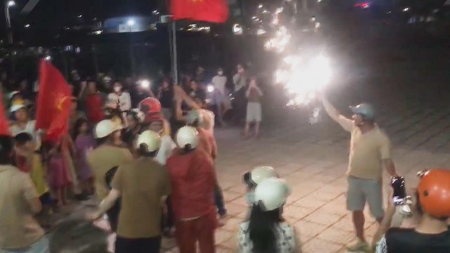 Thời sự trưa HTV ngày 9/11/2025 I Hàng ngàn dân Ly Sơn đón 3 người thoát chết trên biển kỳ diệu trở về- Ảnh 2. Thời sự trưa HTV ngày 9/11/2025 I Hàng ngàn dân Ly Sơn đón 3 người thoát chết trên biển kỳ diệu trở về- Ảnh 2.