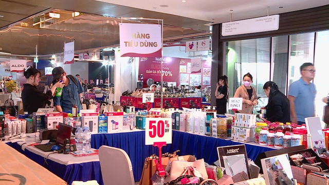 Chương trình khuyến mãi hàng hiệu đợt 2 được triển khai trên toàn TP. Hồ Chí Minh mới - Ảnh 3.