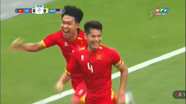 U22 Việt Nam xuất sắc đánh bại U22 Malaysia 2-0, chính thức vào Bán kết SEA Games 33 - Ảnh 1.