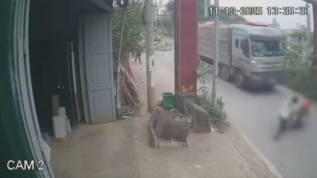 Hà Nội: Bắt giữ tài xế đẩy CSGT vào đầu xe tải - Ảnh 1.