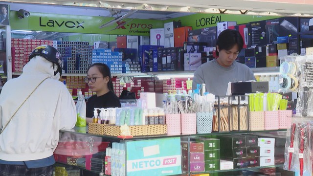 60 Giây ngày 12/12/2025 | Nâng ngưỡng chịu thuế: Hộ, cá nhân kinh doanh phấn khởi - Ảnh 1.