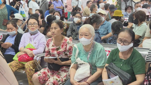 60 Giây ngày 12/12/2025 | Nâng ngưỡng chịu thuế: Hộ, cá nhân kinh doanh phấn khởi - Ảnh 2.