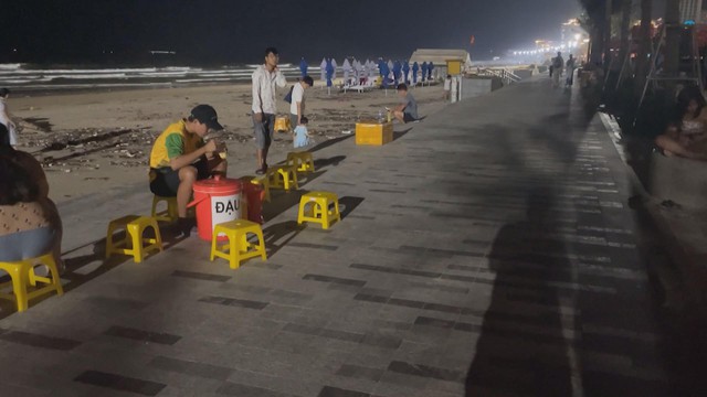 Vươn khơi - Ngày 12/12/2025 | Phường Vũng Tàu xử lý dứt điểm nạn buôn bán hàng rong tại công viên nghìn tỷ - Ảnh 2.