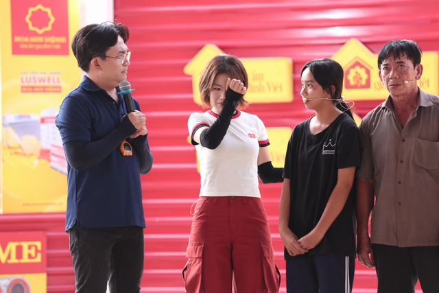 Mái ấm gia đình Việt: Gần 900 triệu đồng trao đi trong ngày đầu ghi hình tại Tây Ninh- Ảnh 3. Mái ấm gia đình Việt: Gần 900 triệu đồng trao đi trong ngày đầu ghi hình tại Tây Ninh- Ảnh 3.