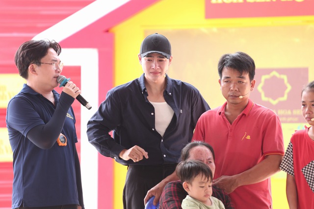 Mái ấm gia đình Việt: Gần 900 triệu đồng trao đi trong ngày đầu ghi hình tại Tây Ninh- Ảnh 4. Mái ấm gia đình Việt: Gần 900 triệu đồng trao đi trong ngày đầu ghi hình tại Tây Ninh- Ảnh 4.