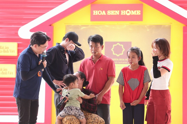 Mái ấm gia đình Việt: Gần 900 triệu đồng trao đi trong ngày đầu ghi hình tại Tây Ninh- Ảnh 2. Mái ấm gia đình Việt: Gần 900 triệu đồng trao đi trong ngày đầu ghi hình tại Tây Ninh- Ảnh 2.